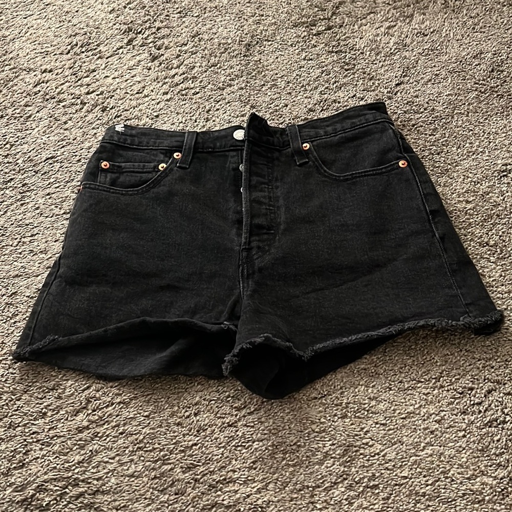 Levi’s premium ribcage High Rise raw hem button up fly shorts size 28 !